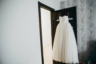 Sabah beyaz gelinlik asılıydı. 