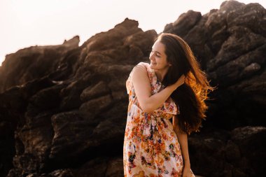 Sahilde poz genç güzel kadın