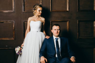 genç güzel çift kapalı poz