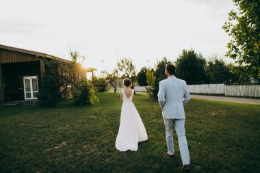 bahçede genç yeni evli mutlu çift 