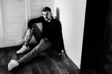 katta oturan genç yakışıklı adam 