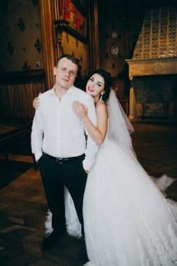 Mutlu, genç, güzel bir çift yeni evli.