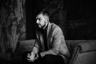 Antrenöre oturan genç yakışıklı adam