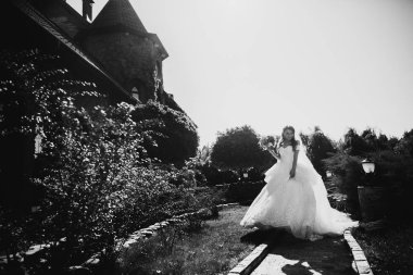 Genç güzel mutlu gelin poz 