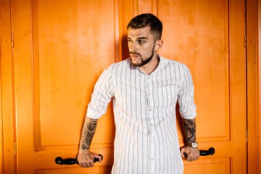 yakışıklı delikanlı kapı arka plan üzerinde poz