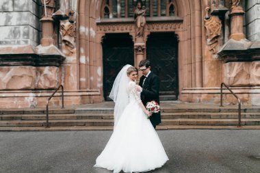 Katedral mutlu genç güzel çift 