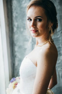 Kapalı poz genç güzel gelin