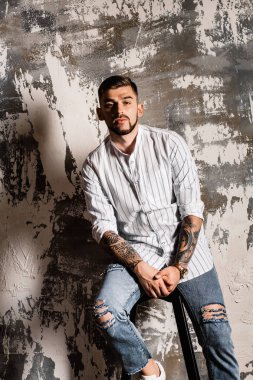 yakışıklı delikanlı duvar arka plan üzerinde poz