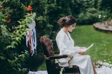 Bahçe okuma mektupta sabahları güzel gelin