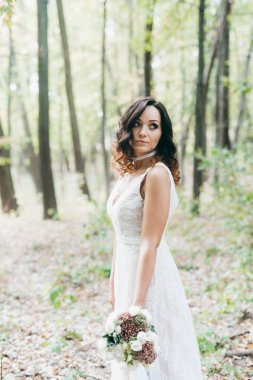 Ormanda narin, güzel bir gelin