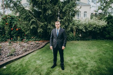 Genç yakışıklı adam açık havada poz