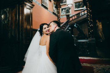 Mutlu, genç, güzel, yeni evli çift öpüşüyor. 