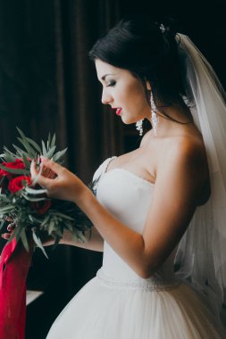 Kapalı poz genç güzel gelin