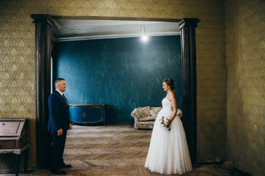 genç güzel çift kapalı poz