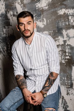yakışıklı delikanlı duvar arka plan üzerinde poz