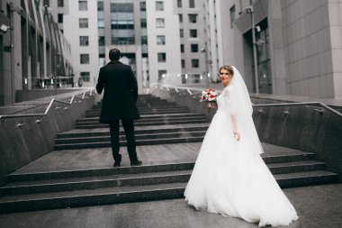 mutlu genç güzel kaç şehir içinde