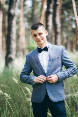 yakışıklı genç anne açık havada poz