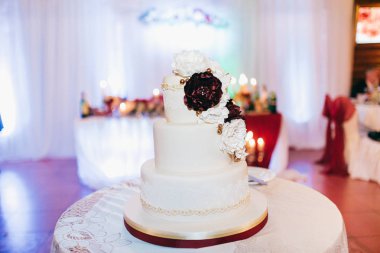 güzel düğün pastası çiçeklerle, yakın çekim