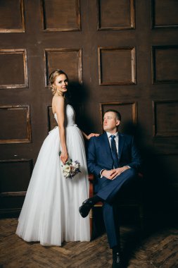 genç güzel çift kapalı poz