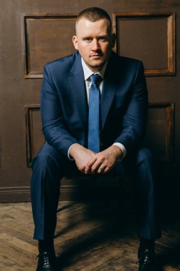 yakışıklı delikanlı kapalı poz