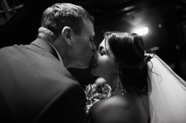 Mutlu, genç, güzel, yeni evli çift öpüşüyor. 