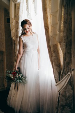 Kapalı poz genç güzel gelin