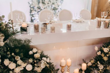 güzel düğün günü dekorasyon mumlar ile