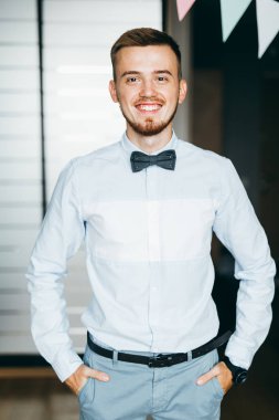 Genç yakışıklı beyaz adam poz 