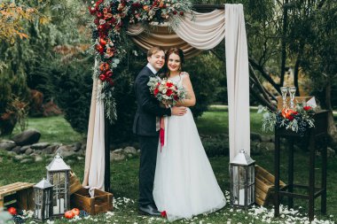 mutlu çift düğün töreni üzerinde yeni evliler. 