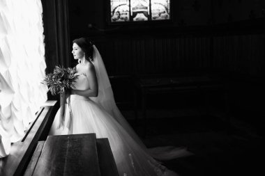 Kapalı poz genç güzel gelin