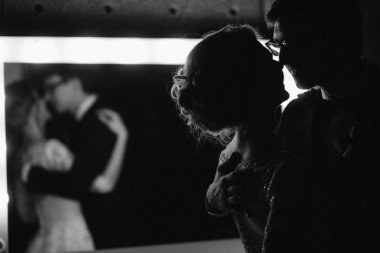 mutlu genç güzel çift kucaklayan 