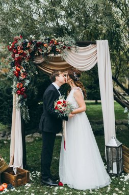 düğün töreni öpüşme yeni evli mutlu çift. 