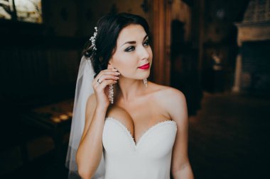 Kapalı poz genç güzel gelin