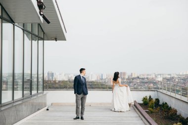 genç çiftin güzel çatı üzerinde yeni evliler