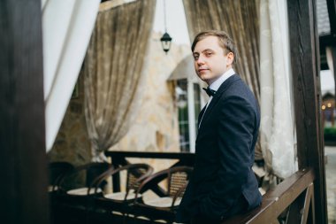 Genç yakışıklı beyaz adam poz 