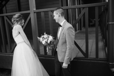 Yeni evli çiftimiz poz veriyor.