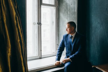 yakışıklı delikanlı kapalı poz