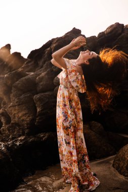 Sahilde poz genç güzel kadın