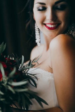 Kapalı poz genç güzel gelin