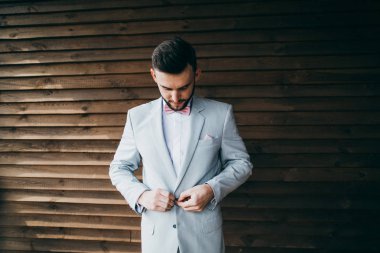 yakışıklı delikanlı kurarak giyiniyor 