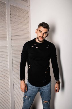 yakışıklı delikanlı kapalı poz