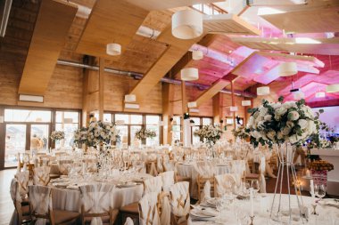 Güzel düğün günü masa dekorasyonu