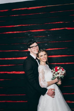 mutlu genç güzel çift poz 