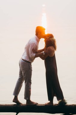 Mutlu güzel genç çift açık havada öpüşme