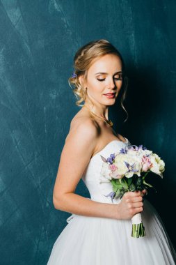 Kapalı poz genç güzel gelin