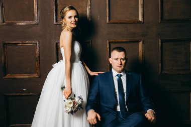 genç güzel çift kapalı poz