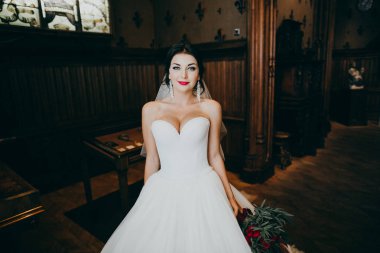 Kapalı poz genç güzel gelin