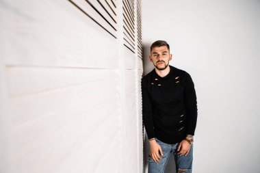 yakışıklı delikanlı kapalı poz