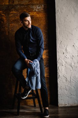 yakışıklı delikanlı kapalı poz