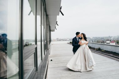 genç çiftin güzel çatı öpüşmeyle yeni evliler 